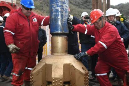 Operarios en un pozo de YPFB.
