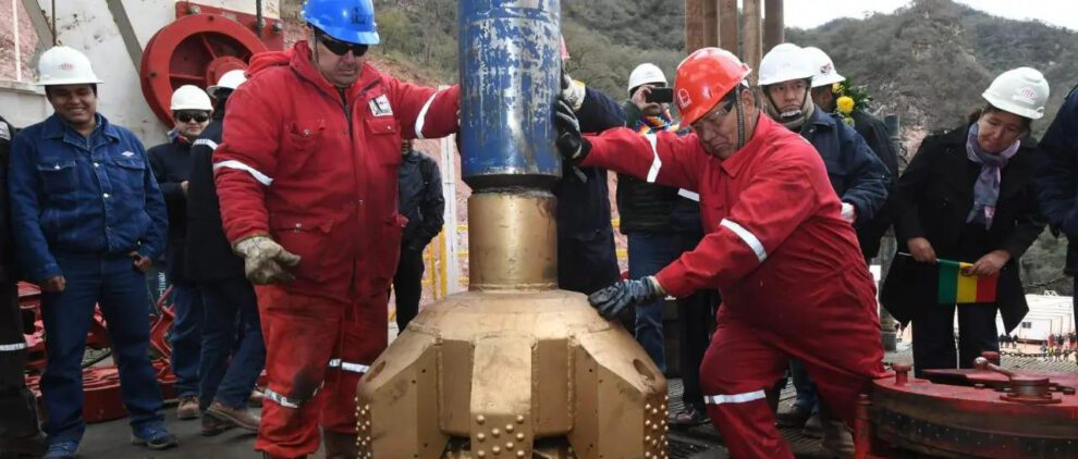 Operarios en un pozo de YPFB.