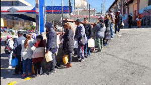 La gente hace larga filas para comprar combustible en bidones