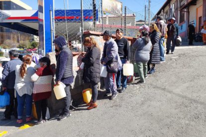 La gente hace larga filas para comprar combustible en bidones