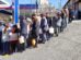 La gente hace larga filas para comprar combustible en bidones