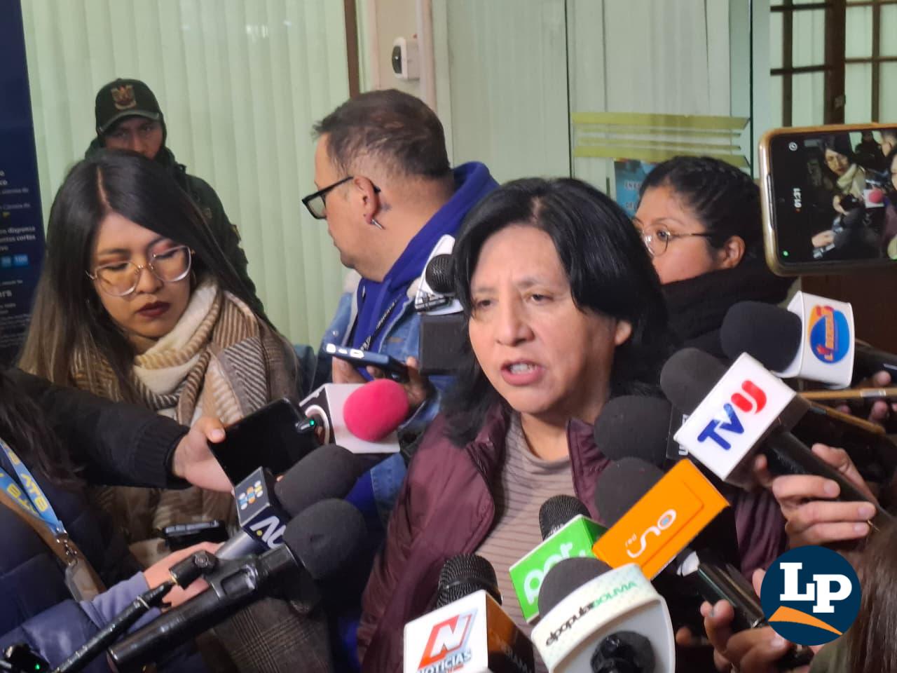 La diputada Bilbao en conferencia de prensa