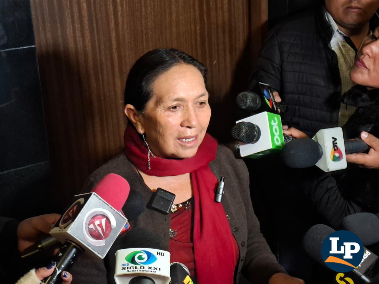 La senadora Yarhui en conferencia de prensa
