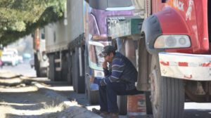 Una de las filas por combustibles en Cochabamba