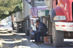 Una de las filas por combustibles en Cochabamba