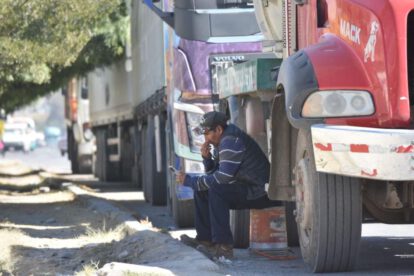 Una de las filas por combustibles en Cochabamba