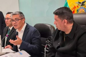 En la sesión, estuvo presente el ministro de Economía y Finanzas Públicas, José Gabriel Espinoza.