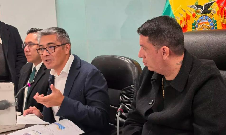 En la sesión, estuvo presente el ministro de Economía y Finanzas Públicas, José Gabriel Espinoza.