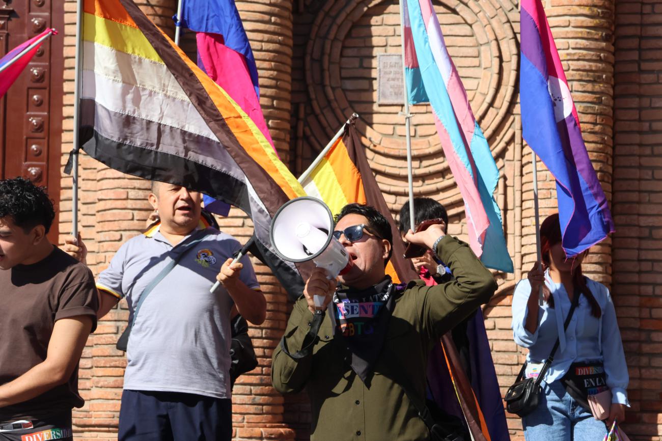 Integrantes de colectivos LGBTI participan en una manifestación este viernes, en Santa Cruz (Bolivia)
