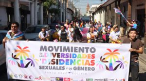 Integrantes de colectivos LGBTI participan en una manifestación este viernes, en Santa Cruz (Bolivia).