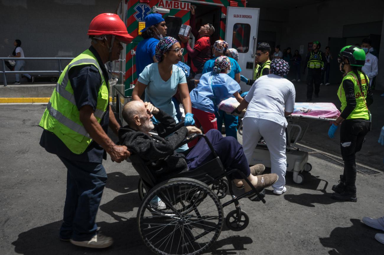 Personas reciben atención medica este viernes, en el hospital Domingo Luciani de Petare de Caracas (Venezuela).