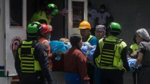 Una persona recibe atención medica este viernes, en el hospital Domingo Luciani de Petare en Caracas (Venezuela)