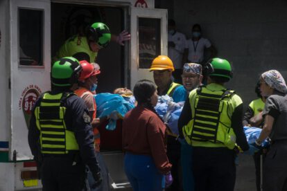 Una persona recibe atención medica este viernes, en el hospital Domingo Luciani de Petare en Caracas (Venezuela)