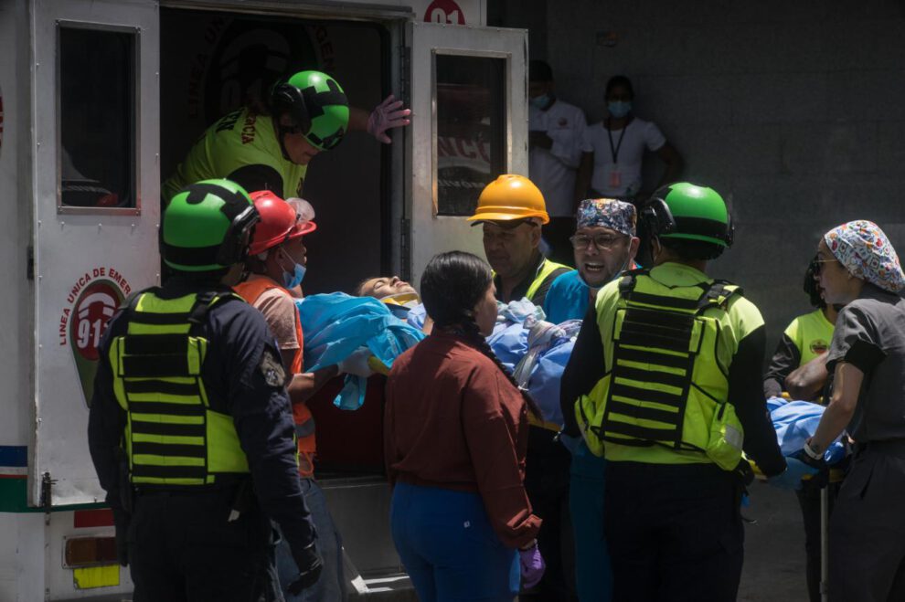 Una persona recibe atención medica este viernes, en el hospital Domingo Luciani de Petare en Caracas (Venezuela)