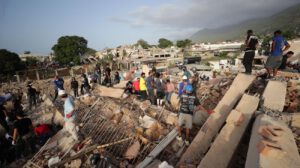 Personas realizan labores de búsqueda en una zona afectada por los terremotos en Venezuela.