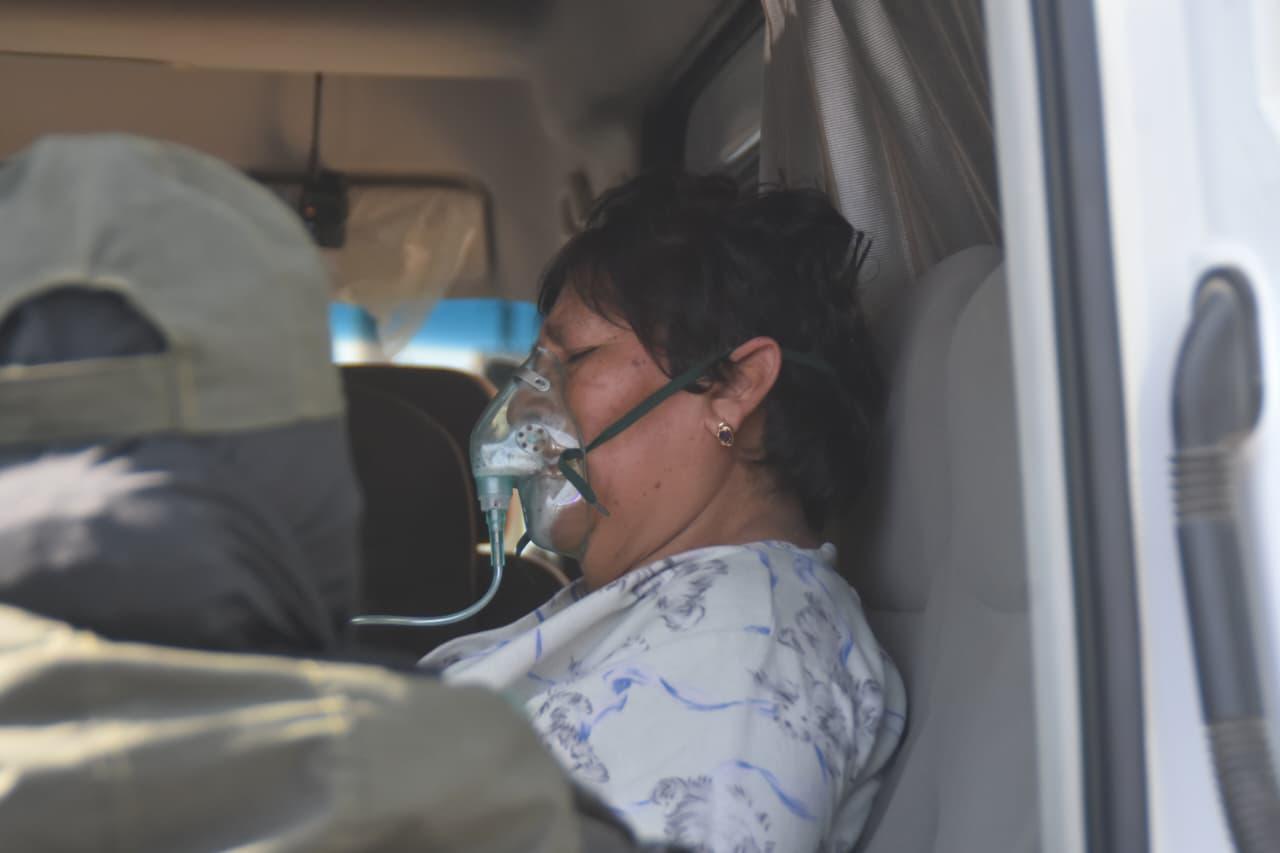 Personal de emergencia y vecinos lograron rescatar a una mujer que quedó atrapada en la vivienda.