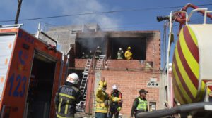 Un incendio de gran magnitud se registró en un domicilio del barrio Magisterio, en la zona sur de Cochabamba