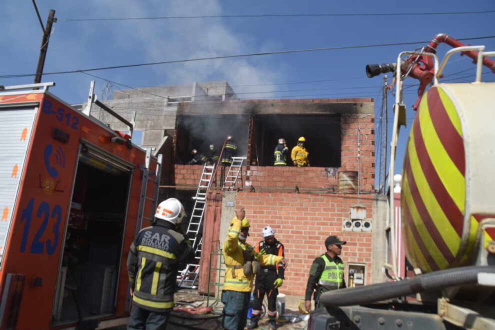 Un incendio de gran magnitud se registró en un domicilio del barrio Magisterio, en la zona sur de Cochabamba