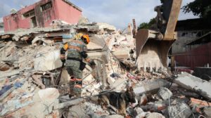 Un rescatista del Ejercito de México junto a su perro trabajan en un edificio afectado por los terremotos deñ pasado miércoles, en La Guaira (Venezuela).