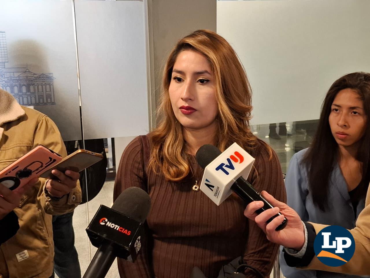La diputada Rocha en conferencia de prensa