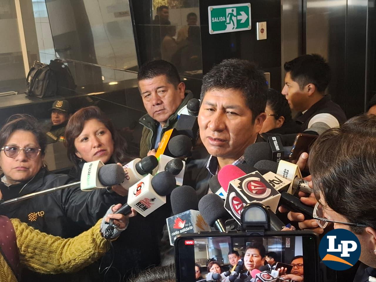 El senador Cochi en conferencia de prensa