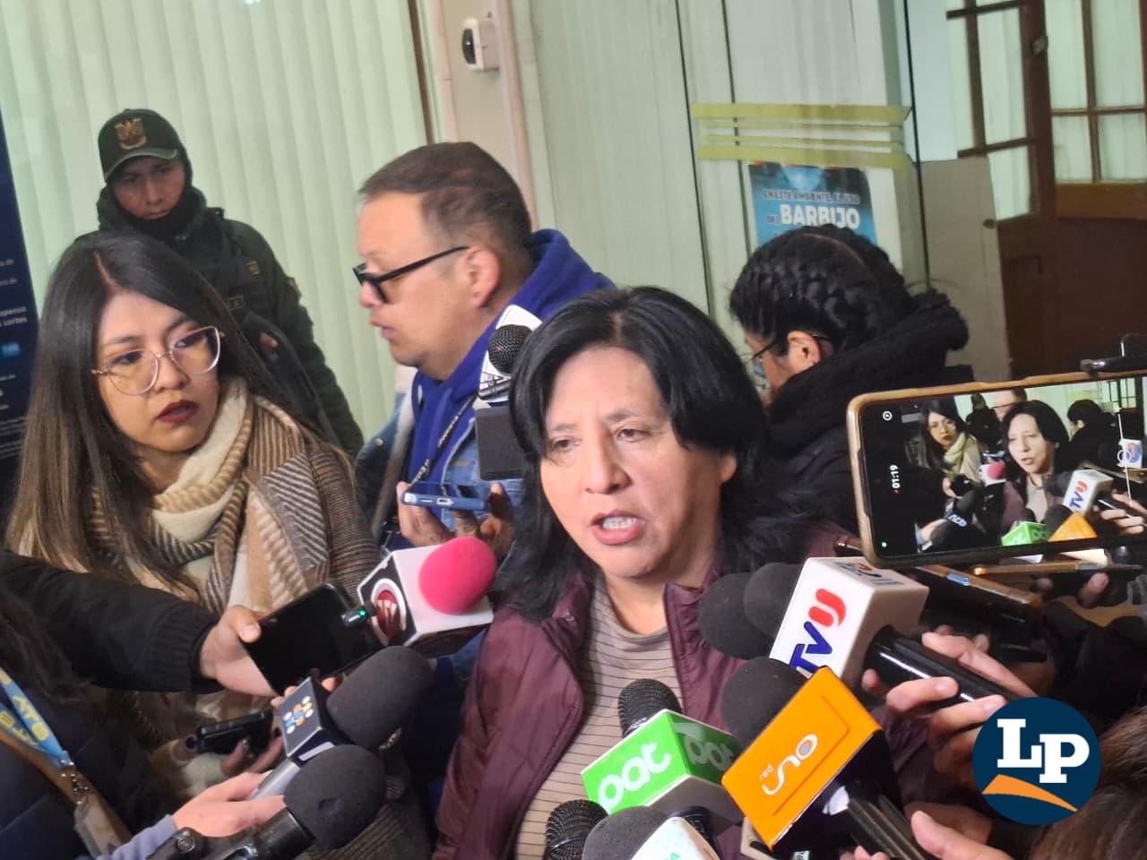 La diputada Bilbao en conferencia de prensa