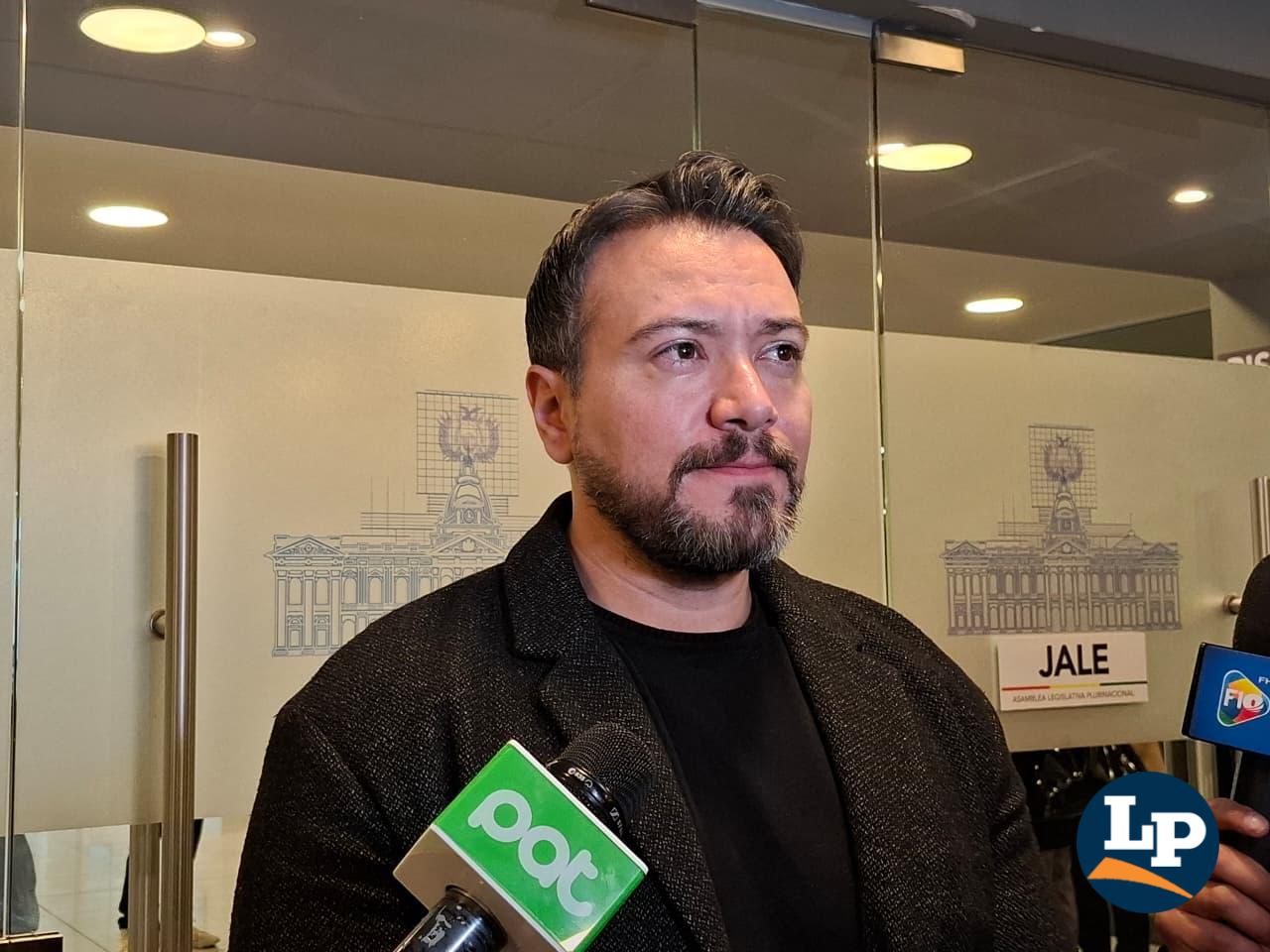 El diputado Reyes en conferencia de prensa