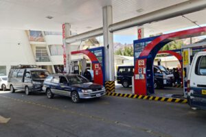 Filas de autos se ven en varios surtidores