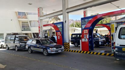 Filas de autos se ven en varios surtidores