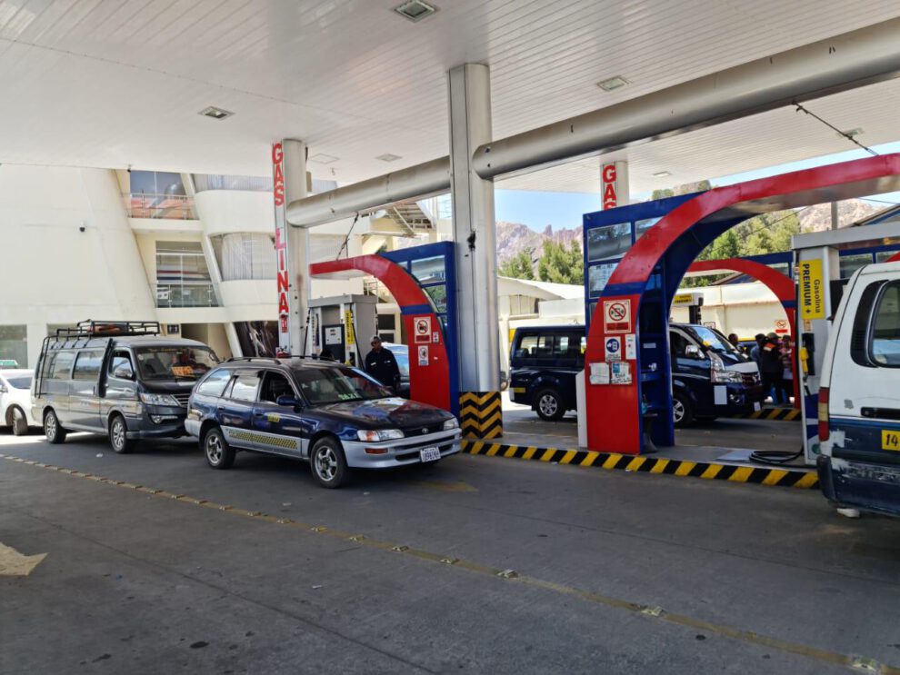 Filas de autos se ven en varios surtidores