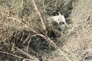 El minibus cayó 50 metros, dejando un fallecido y varios heridos