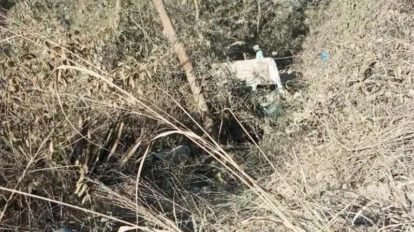 El minibus cayó 50 metros, dejando un fallecido y varios heridos