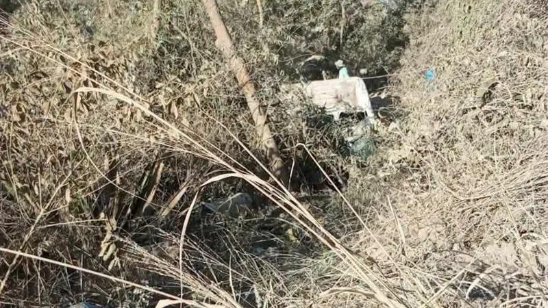 El minibus cayó 50 metros, dejando un fallecido y varios heridos