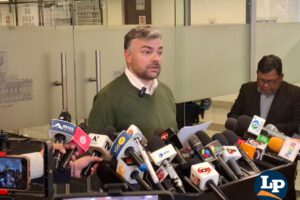 El senador Ormachea en conferencia de prensa