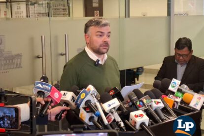 El senador Ormachea en conferencia de prensa