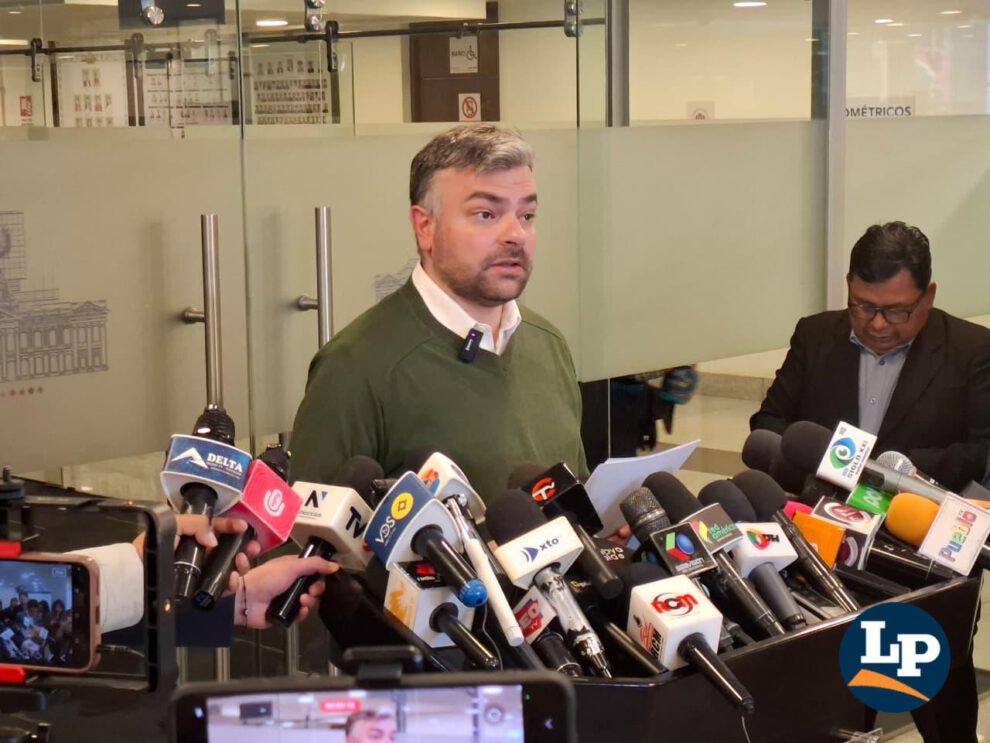 El senador Ormachea en conferencia de prensa