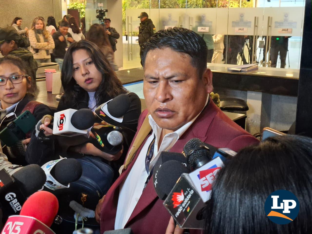 El diputado Vargas en conferencia de prensa