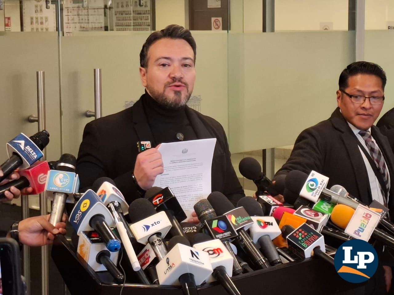 El diputado Reyes en conferencia de prensa