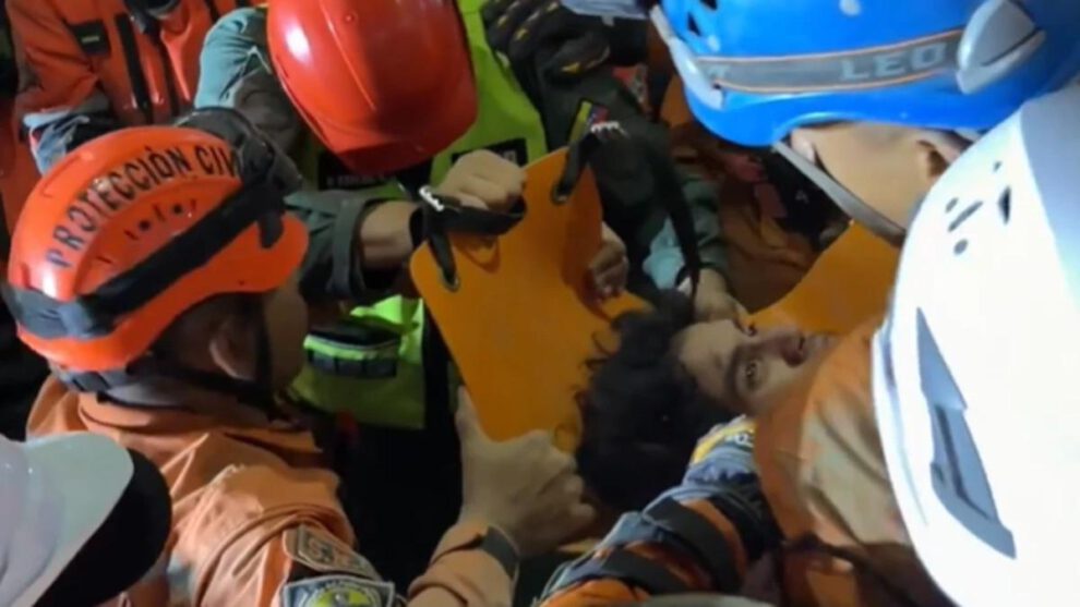 El rescate se retrasó por un cadáver interpuesto entre Aarón y los operarios