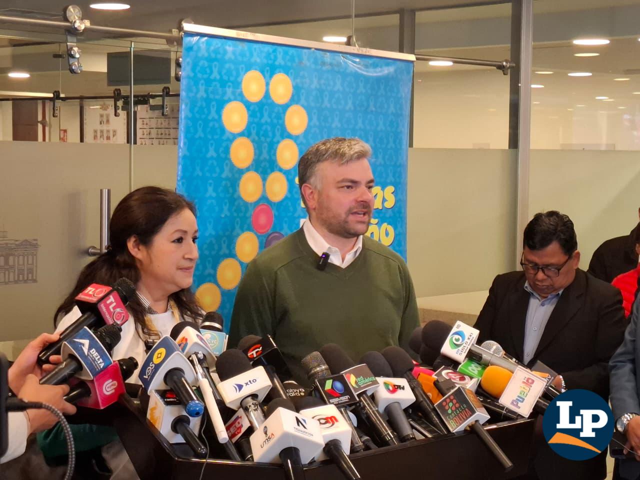 El senador Ormachea en conferencia de prensa