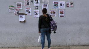 Una persona revisa carteles de personas desaparecidas este 29 de junio de 2026