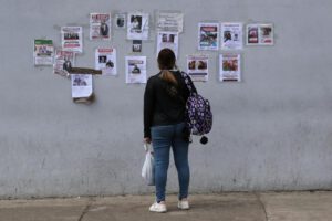 Una persona revisa carteles de personas desaparecidas este 29 de junio de 2026