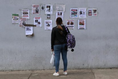 Una persona revisa carteles de personas desaparecidas este 29 de junio de 2026