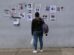 Una persona revisa carteles de personas desaparecidas este 29 de junio de 2026