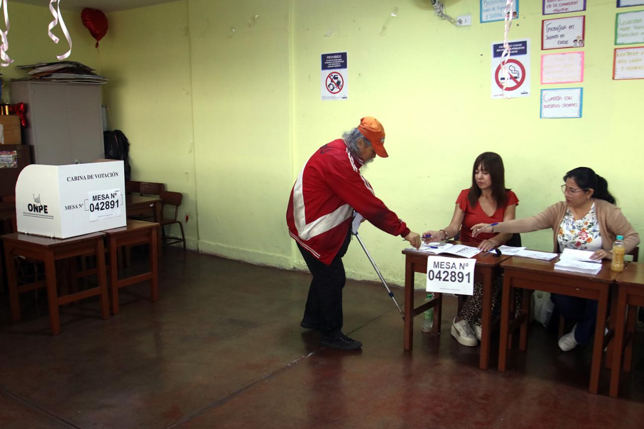 Fotografía de archivo de una persona votando en Lima (Perú).