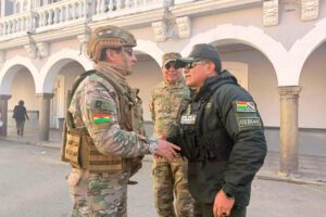 Imagen de las autoridades policiales y militares