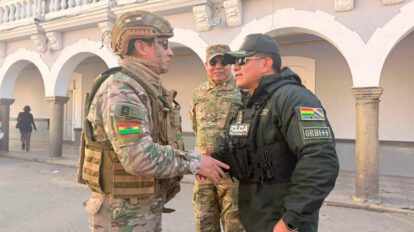 Imagen de las autoridades policiales y militares