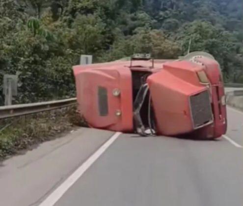 El camión volcó tras dar varias vueltas, tránsito investiga las causas del hecho