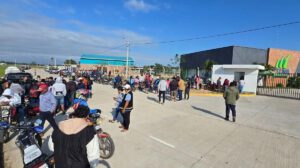Los clientes concentrados en el exterior de la oficina