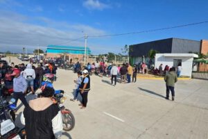 Los clientes concentrados en el exterior de la oficina